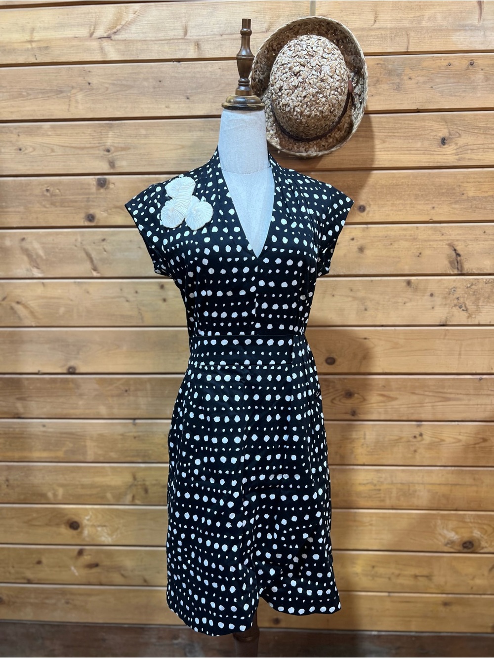 Taylor V-Neck Sleeveless Lined Midi Dress Black White Embroidered Women’s Size 4